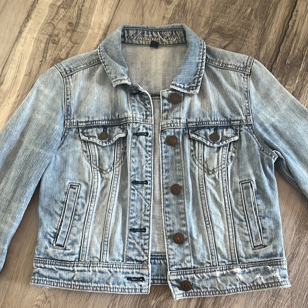 Women’s American Eagle Jean Jacket Button Up Size Small. Medium Wash Color.